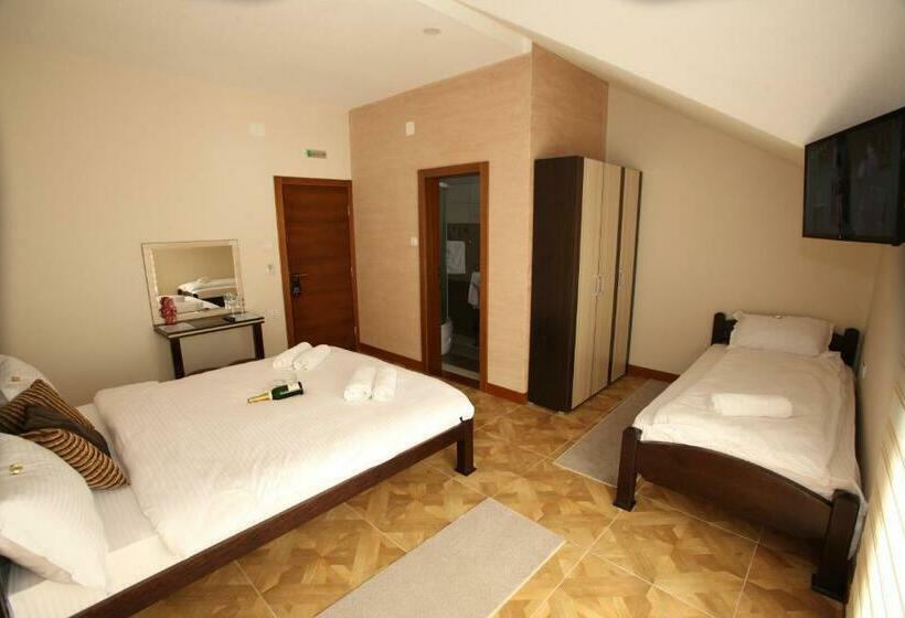 اتاق استاندارد سه تخته با چشم‌انداز استخر, Cuki Residence