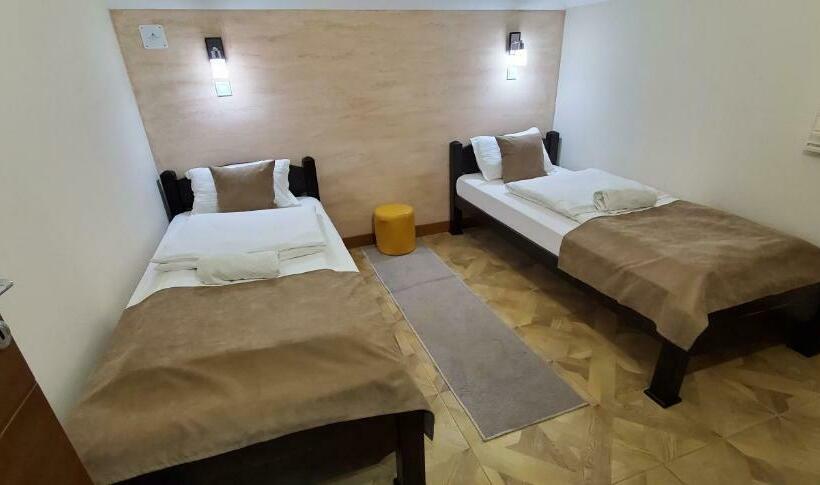 اتاق خانوادگی, Cuki Residence