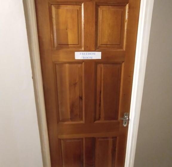 سوییت لوکس, Ultimate Freedom Bed And Breakfast