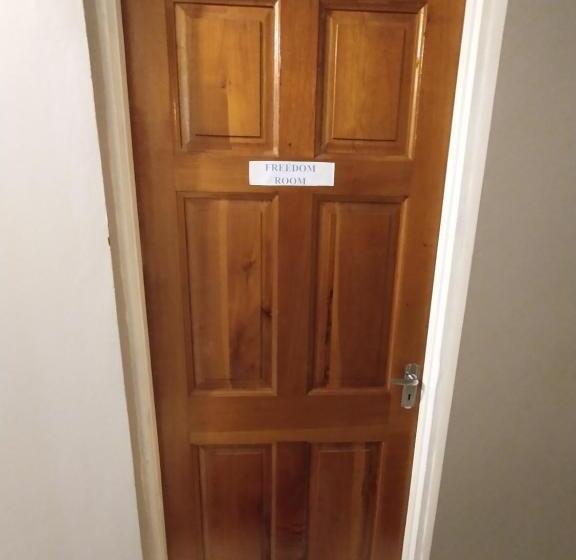 سوییت لوکس, Ultimate Freedom Bed And Breakfast