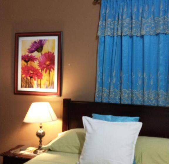 سوییت لوکس, Ultimate Freedom Bed And Breakfast