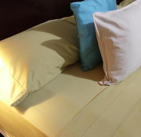 سوییت لوکس, Ultimate Freedom Bed And Breakfast