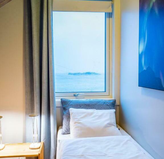 غرفة قياسية مطلّة علي البحر, Villa Ballstad