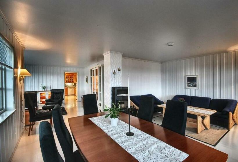 غرفة قياسية مطلّة علي البحر, Villa Ballstad