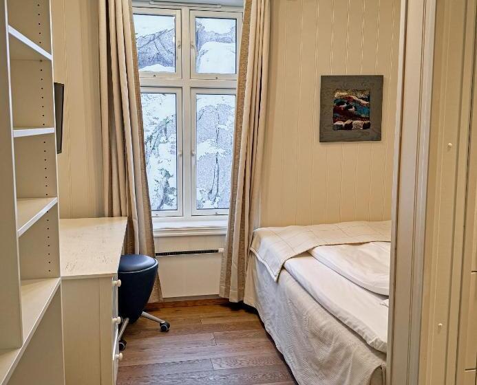 اتاق اکونومی, Hamn I Senja