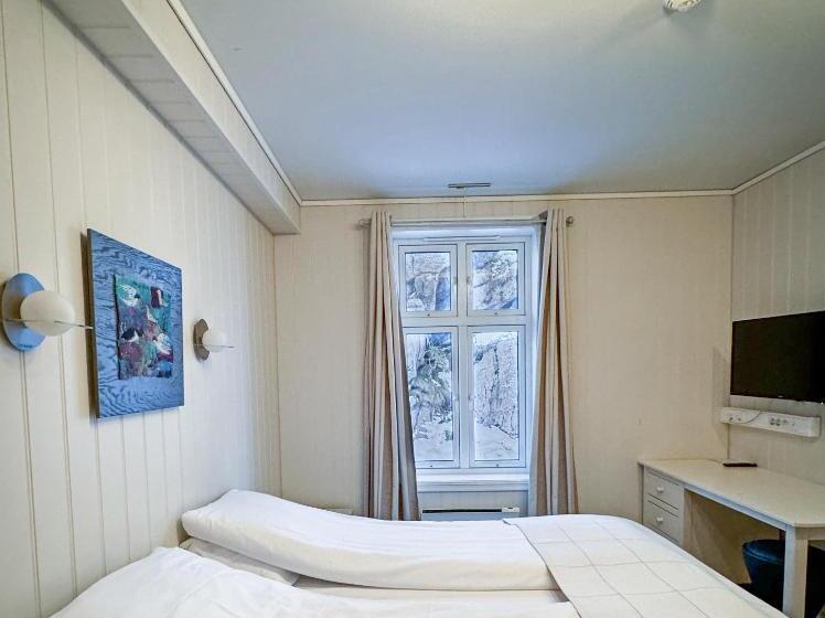 اتاق اکونومی, Hamn I Senja