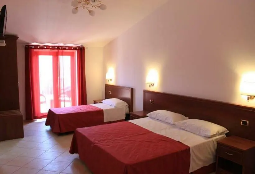 اتاق استاندارد سه نفره, Borgo Cerasa