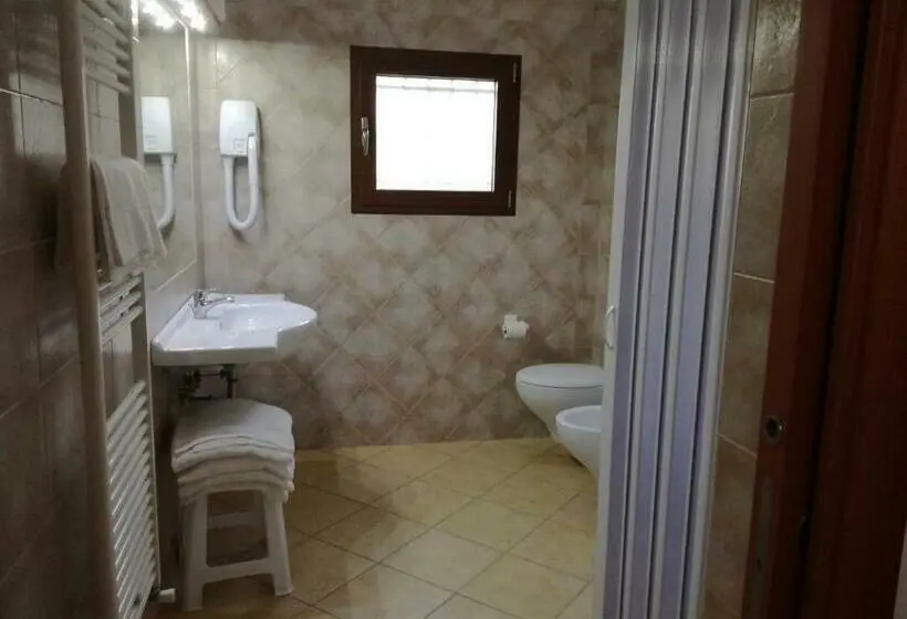 اتاق استاندارد چهار تخته, Borgo Cerasa