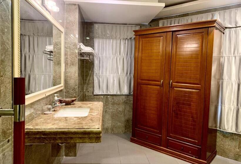 اتاق لوکس, Bao Tran