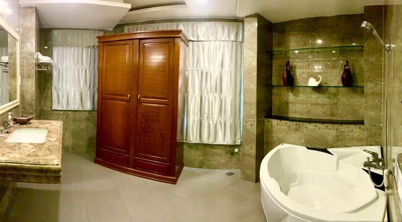 اتاق لوکس, Bao Tran