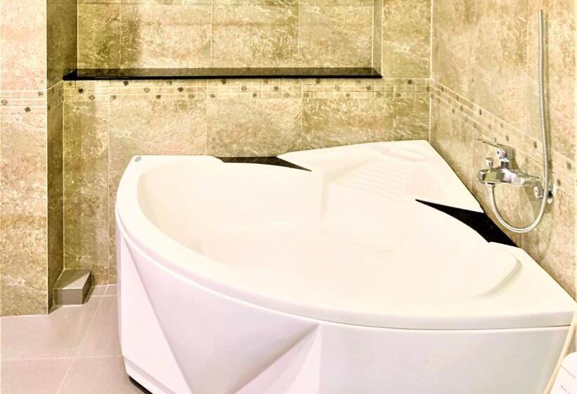 اتاق لوکس, Bao Tran