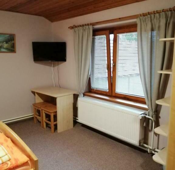 חדר קלאסי לארבעה, Penzion Jendrál