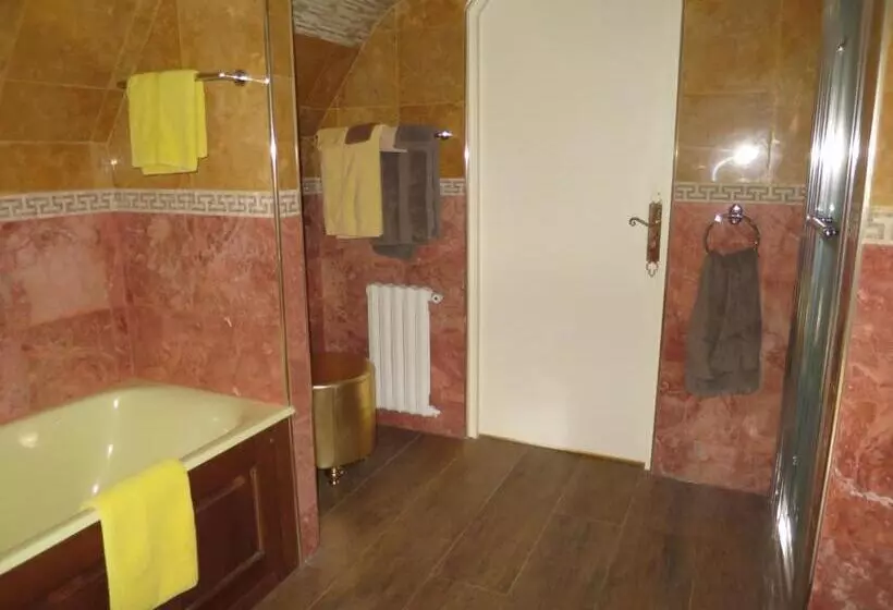Deluxe Neljän Hengen Huone, Kerblondel