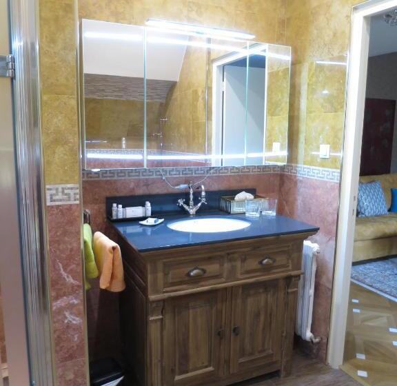 חדר דלוקס לארבעה, Kerblondel