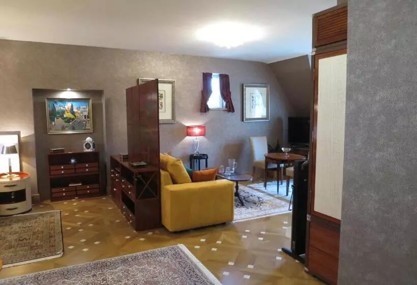 Deluxe Neljän Hengen Huone, Kerblondel