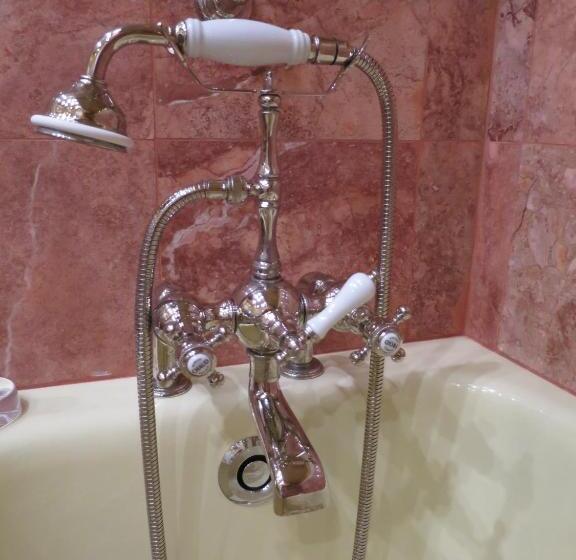 חדר דלוקס לארבעה, Kerblondel