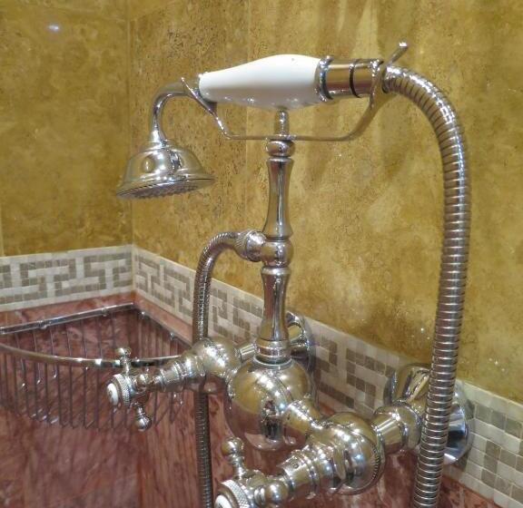 חדר דלוקס לארבעה, Kerblondel