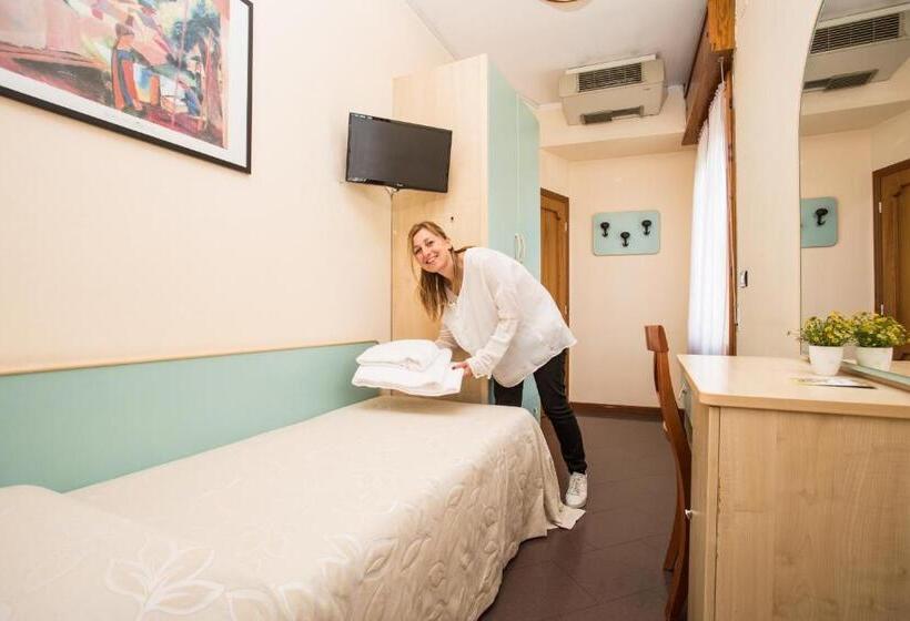 اتاق استاندارد یک نفره, Albergo Ristorante Pozzi