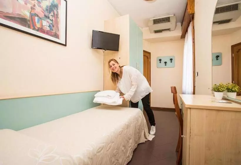 اتاق استاندارد یک نفره, Albergo Ristorante Pozzi