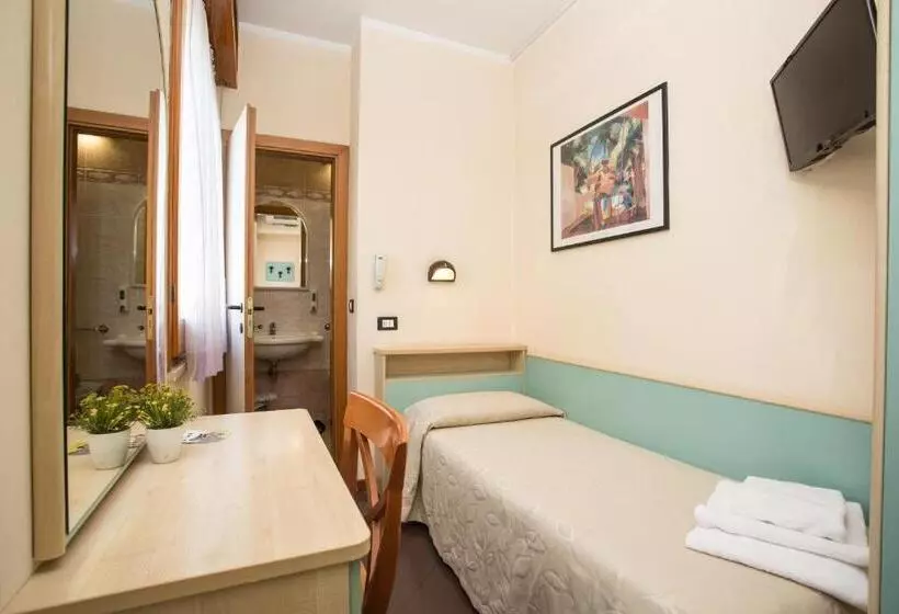 اتاق استاندارد یک نفره, Albergo Ristorante Pozzi