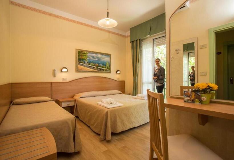 חדר סטנדרט לשלושה עם מרפסת, Albergo Ristorante Pozzi