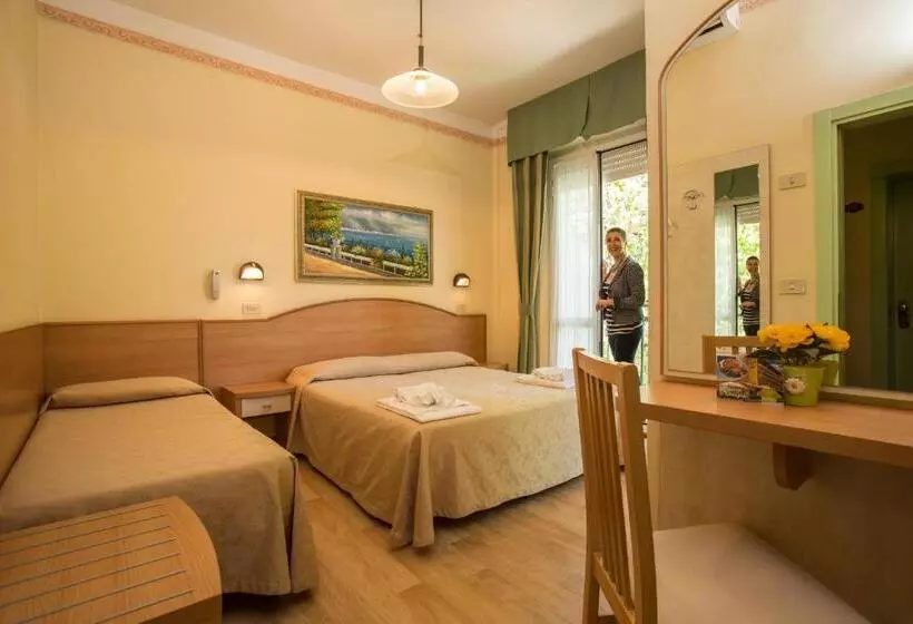اتاق استاندارد سه تخته با بالکن, Albergo Ristorante Pozzi