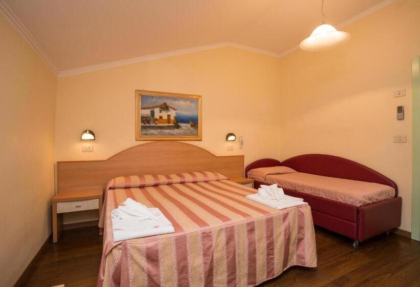 חדר סטנדרט לשלושה עם מרפסת, Albergo Ristorante Pozzi