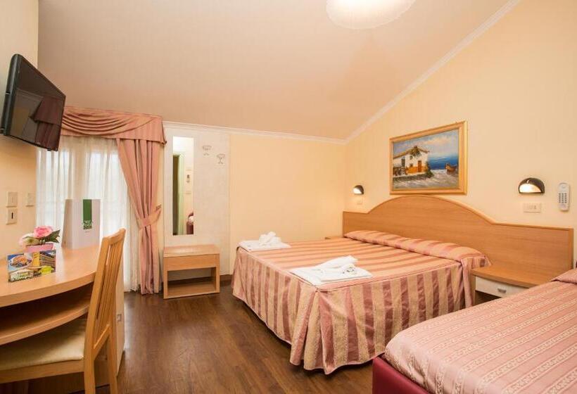 חדר סטנדרט לשלושה עם מרפסת, Albergo Ristorante Pozzi