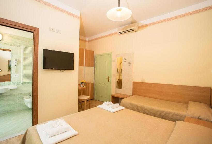 اتاق استاندارد سه تخته با بالکن, Albergo Ristorante Pozzi