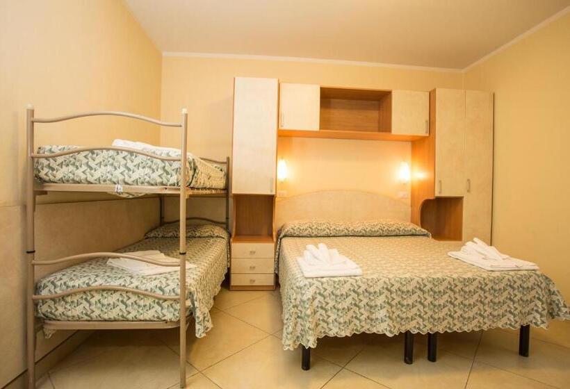 חדר לארבעה סטנדרטי עם מרפסת, Albergo Ristorante Pozzi