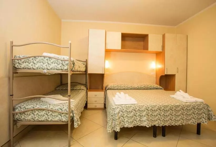 اتاق استاندارد چهارنفره با بالکن, Albergo Ristorante Pozzi