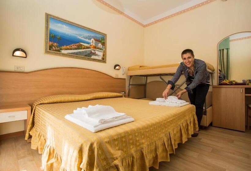 חדר לארבעה סטנדרטי עם מרפסת, Albergo Ristorante Pozzi