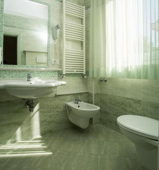 חדר לארבעה סטנדרטי עם מרפסת, Albergo Ristorante Pozzi