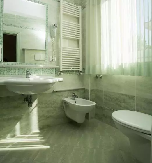 اتاق استاندارد چهارنفره با بالکن, Albergo Ristorante Pozzi