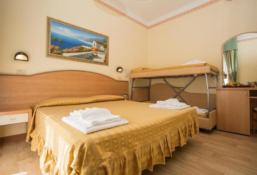 اتاق استاندارد چهارنفره با بالکن, Albergo Ristorante Pozzi