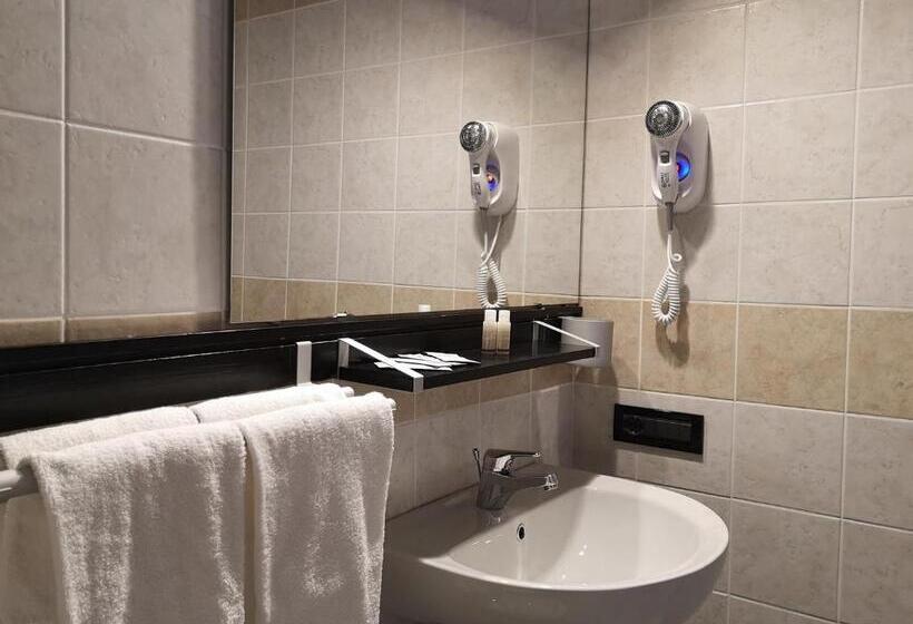 חדר סטנדרט לשלושה, Diecizero Affittacamere