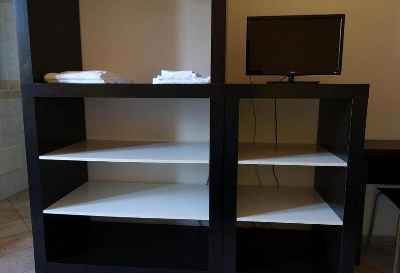 חדר קלאסי לארבעה, Diecizero Affittacamere