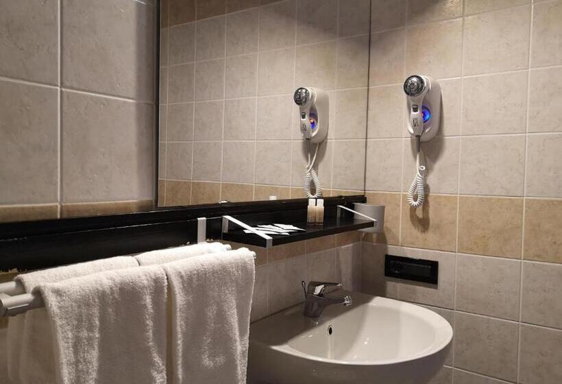 חדר קלאסי לארבעה, Diecizero Affittacamere