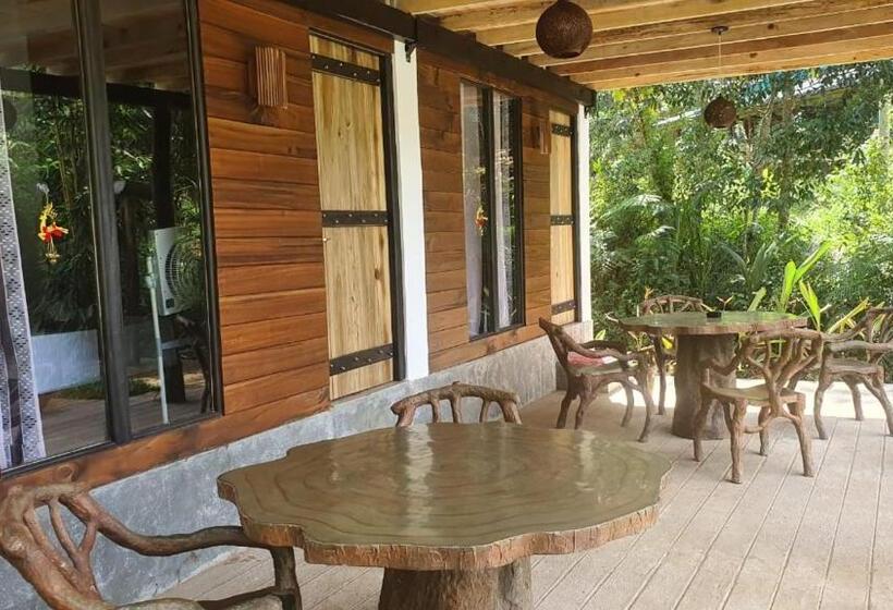 Номер Стандарт Вид на Бассейн, Sinharaja Forest Edge