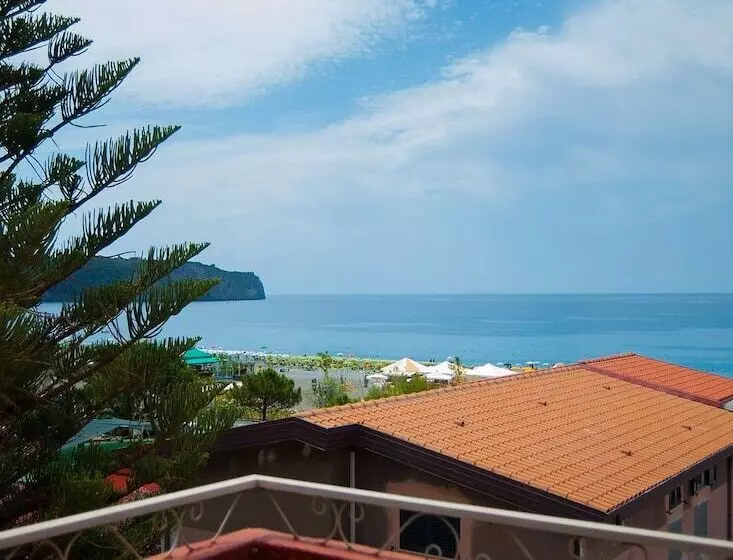 اتاق اکونومی, Calabria
