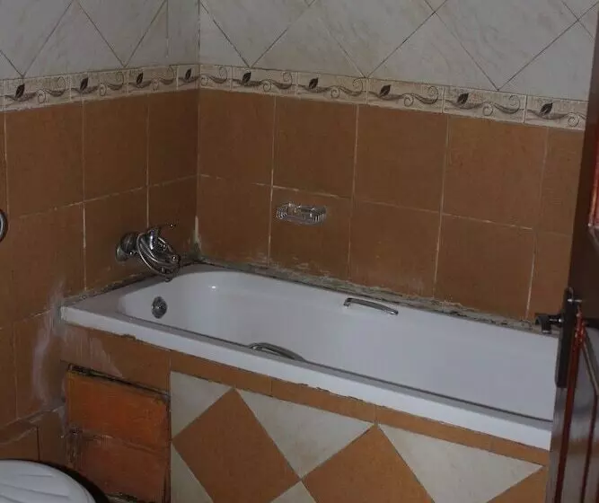اتاق استاندارد, Cool Breeze Hotel Jinja