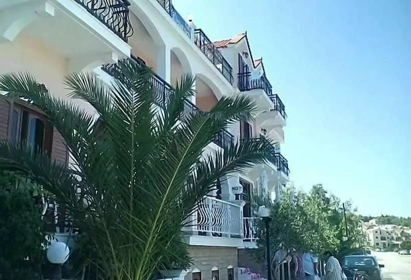 اتاق خانوادگی با چشم‌انداز دریا, Miramare