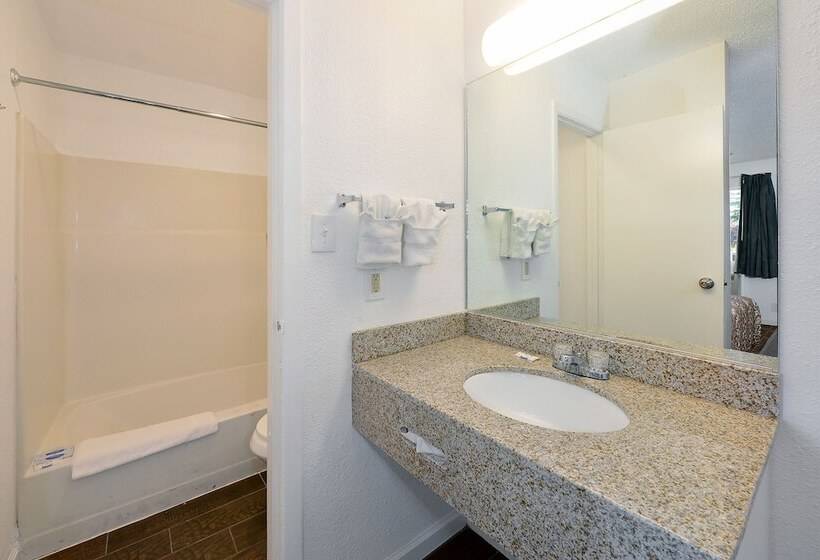 غرفه قياسيه سريرين مزدوجين, Budget Inn Expressway Hub