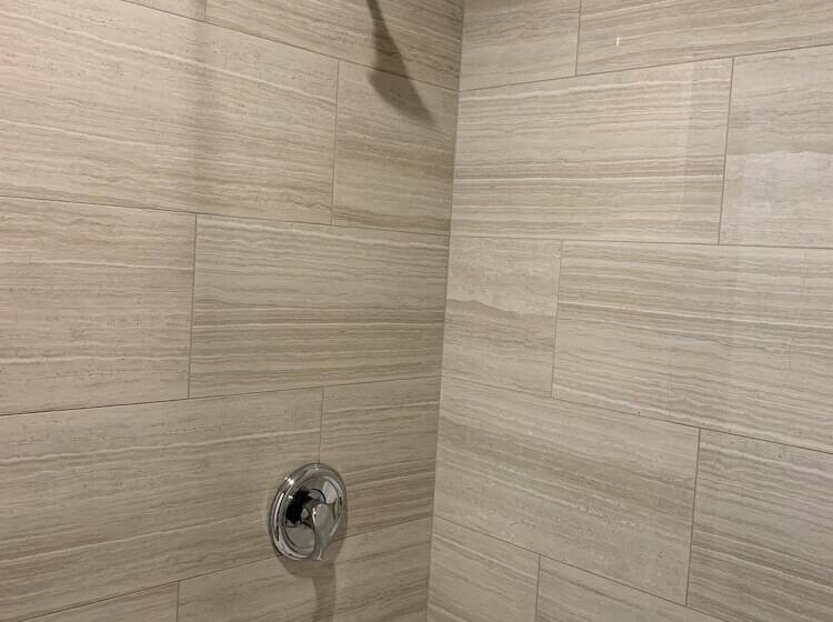 豪华房间, Industry Inn & Suites