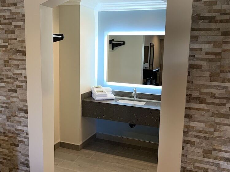 豪华房间, Industry Inn & Suites