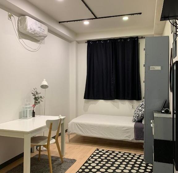 חדר סטנדרד יחיד חדר אמבטיה משותף, Whitetail Guesthouse   Hostel