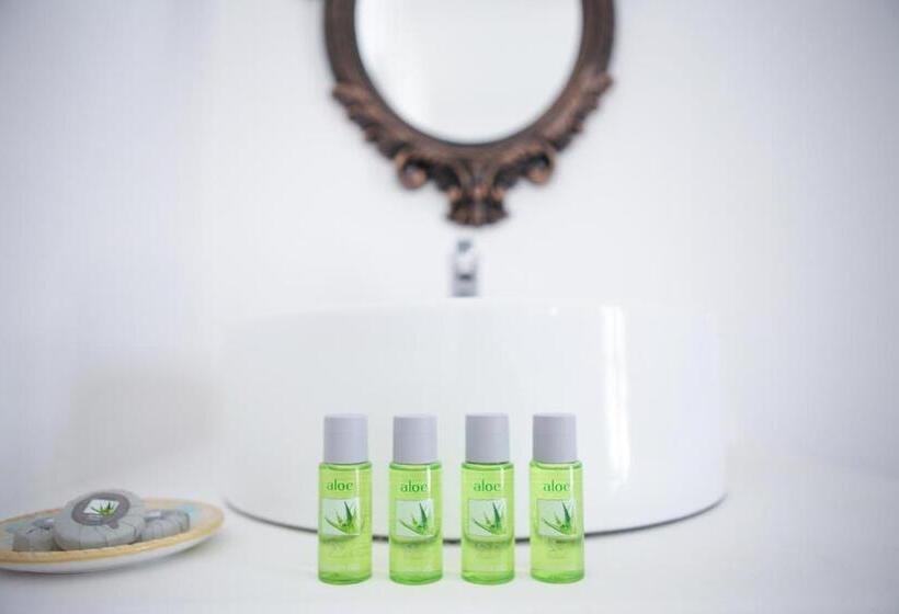 Номер Стандарт Вид на Бассейн, Anamar Blu