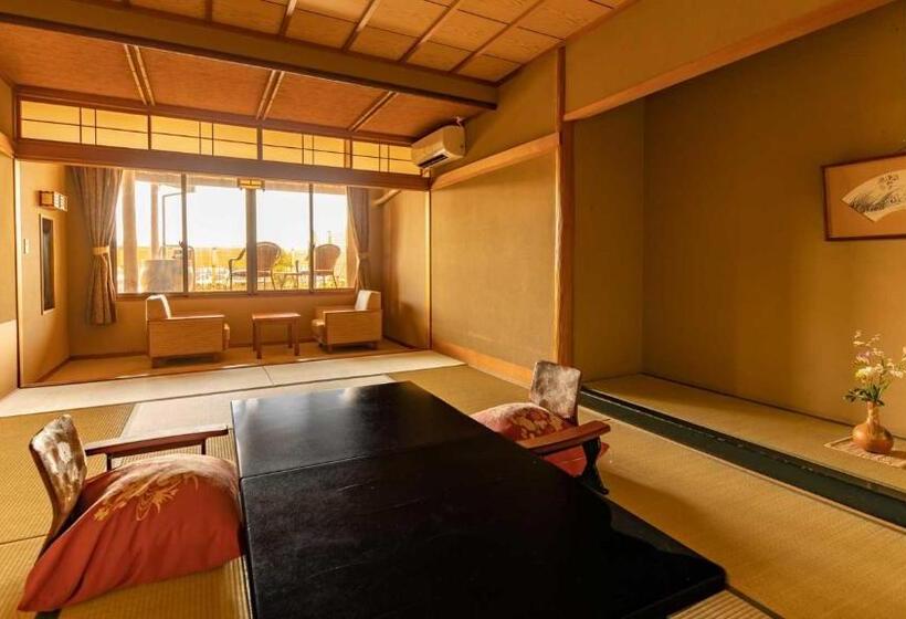 חדר משפחתי, Fujiya