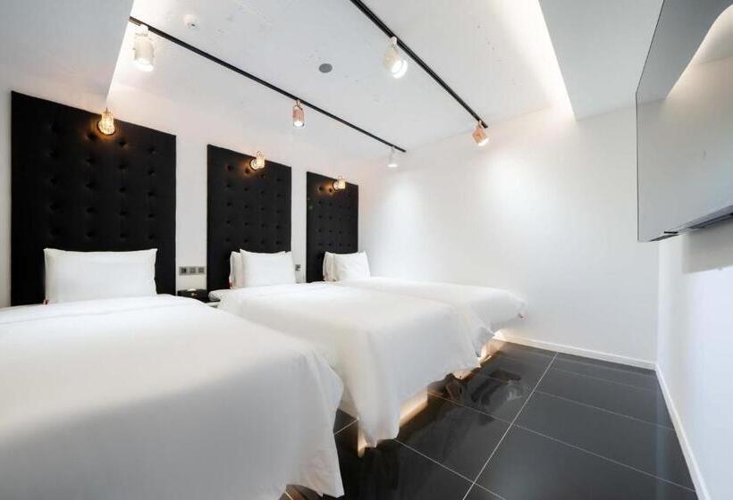 اتاق راحتی سه تخته, Ytt