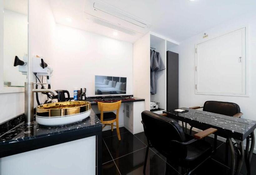 اتاق راحتی سه تخته, Ytt